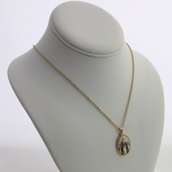 Holy Virgin Mary religious gold tone necklace - Picture 4 of 5